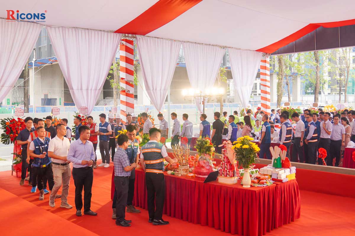 L&atilde;nh đạo nh&agrave; thầu Ricons d&acirc;ng hương tại lễ khởi c&ocirc;ng dự &aacute;n K8CT1