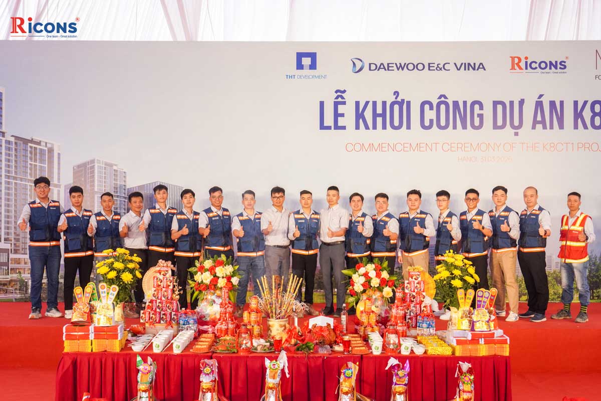 C&aacute;n bộ nh&acirc;n vi&ecirc;n nh&agrave; thầu Ricons chụp ảnh kỷ niệm tại lễ khởi c&ocirc;ng dự &aacute;n K8CT1