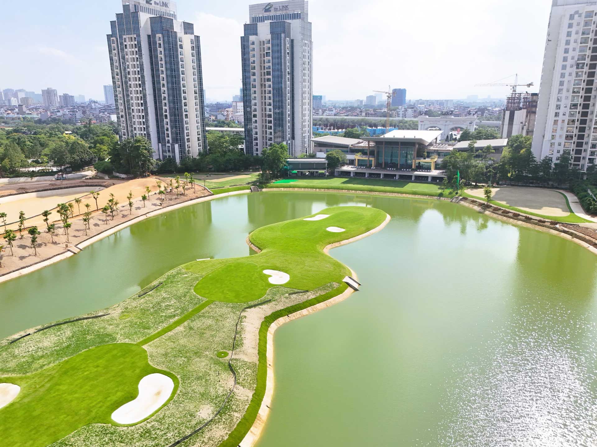 Trang chủ 19 Không gian xanh 508.740m2 với sân golf nội khu và hồ điều hòa tại Ciputra Hà Nội.